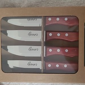 NWT. SET OF FOUR PERRY'S STEAK KNIVES